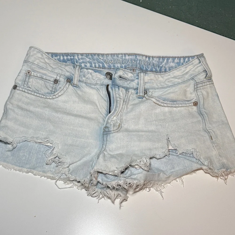 Women's American Eagle Outfitters Light Wash FrayedJean Shorts Size 2 Small